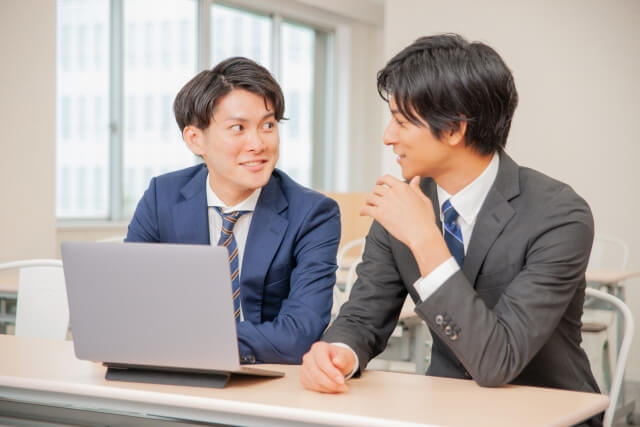 ビジネス会議での歓談風景