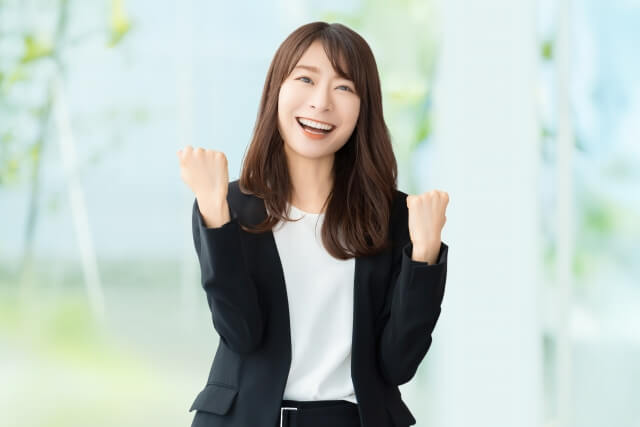 喜んでいるビジネスウーマンの笑顔
