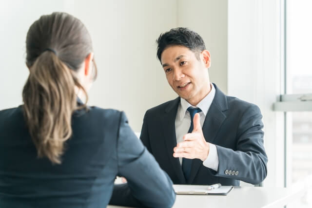 面接で質問するスーツの男性