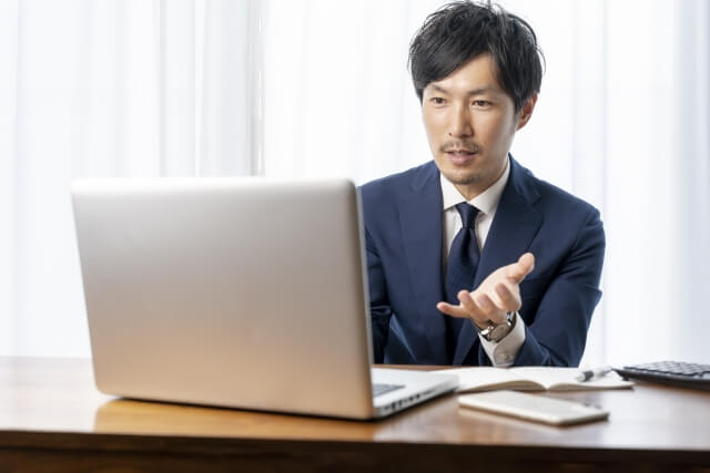 オンライン会議で説明する男性