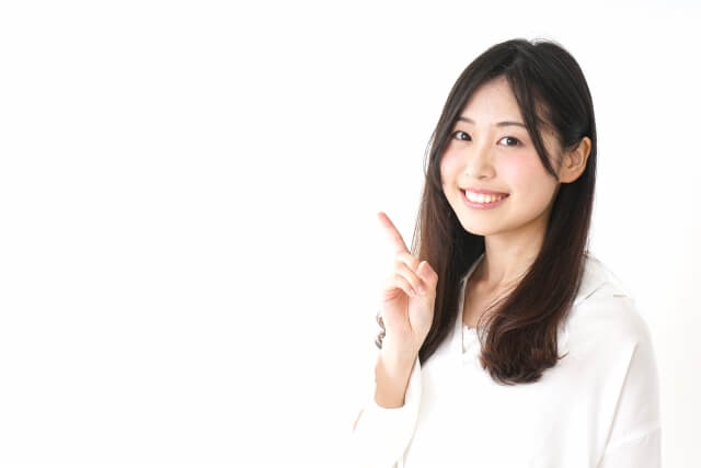 白い背景に笑顔の女性