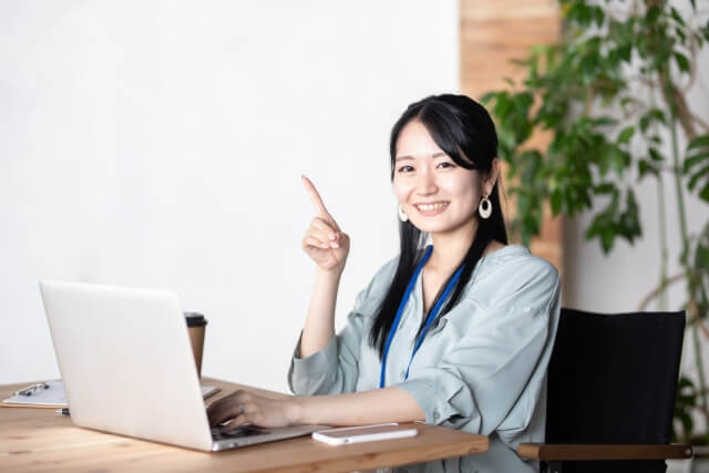 閃きを示す女性のポートレート