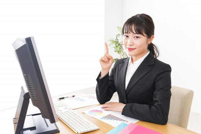 指を立てて説明する女性