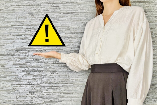 注意を促す女性の手のジェスチャー